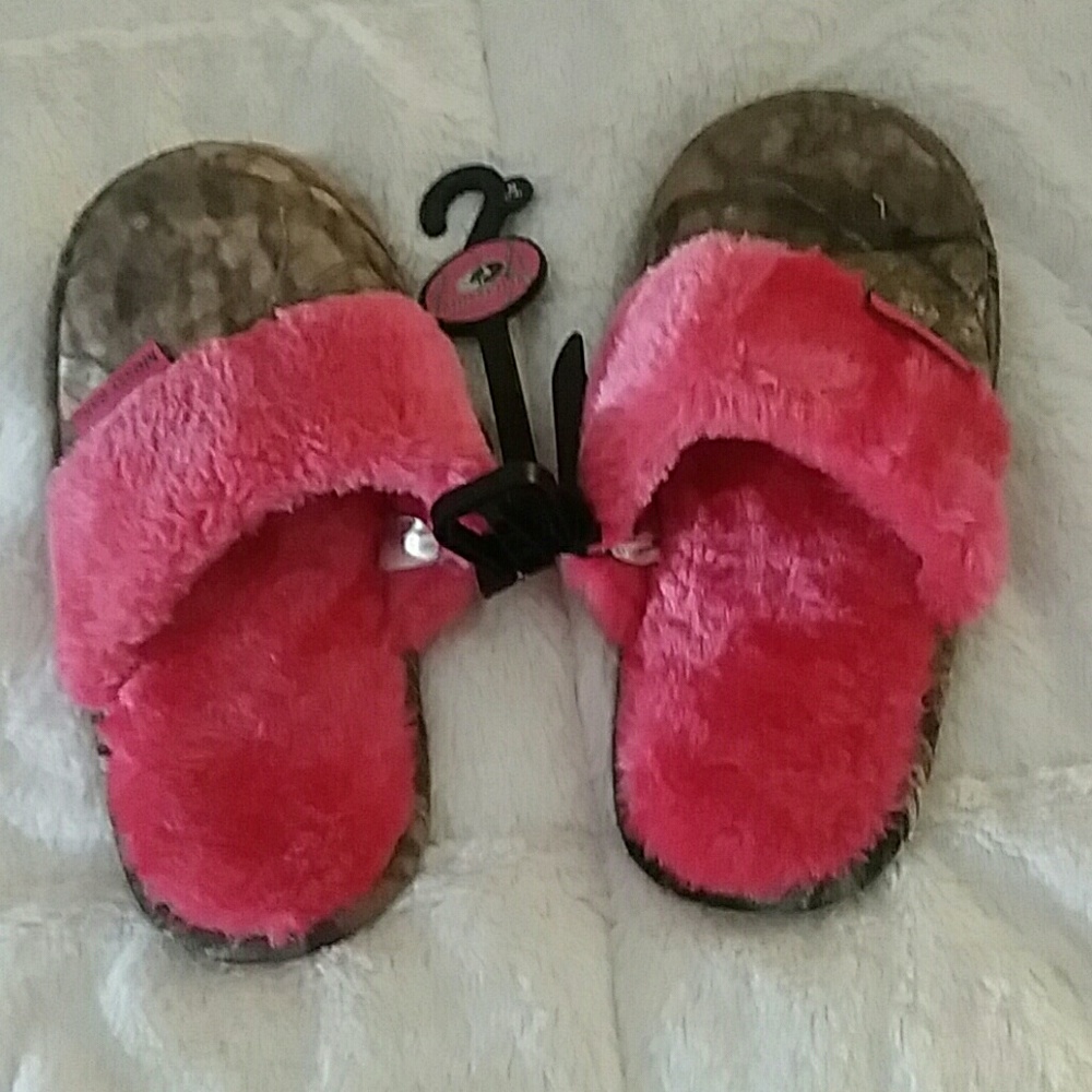 Mossy oak fuzzy hot pink slippers